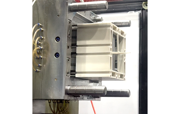tup-injection-molding-machines-empower-urban02.jpg