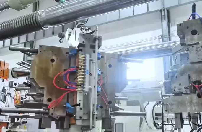 HS-W Two-Platen Hybrid Injection Molding Machine For Dual-color Headlight Lens