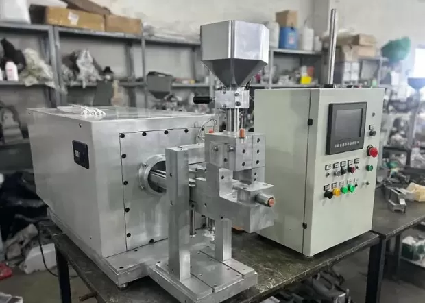 The Strategic Advantage of the Small Injection Molding Machine